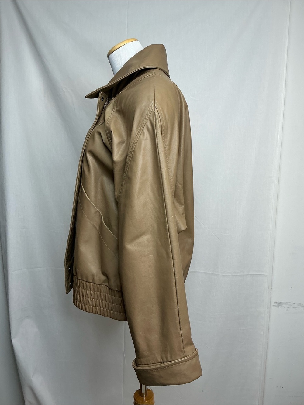 2090 - Danier Taupe Leather Jacket with Rose Lining - Picture 4 of 11